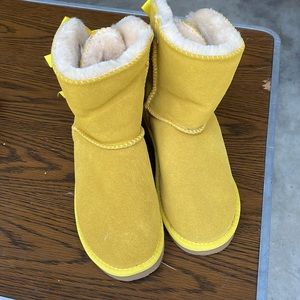 Ugg boots yellow with bows